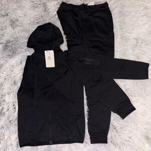 Black Nike tech kids full set (Size 8y)